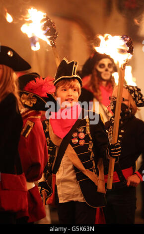 Die Parade der Lewes Bonfire Society durch Lewes in East Sussex im Rahmen ihrer Lagerfeuer-Nachtfeiern. Stockfoto