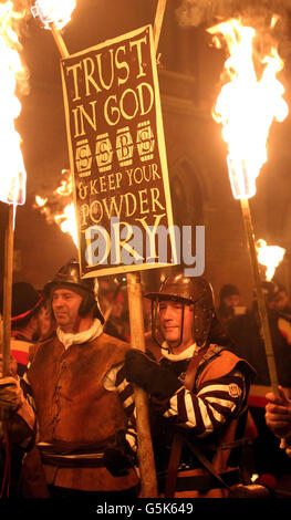 Die Parade der Lewes Bonfire Society durch Lewes in East Sussex im Rahmen ihrer Lagerfeuer-Nachtfeiern. Stockfoto