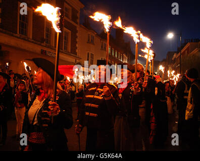 Die Parade der Lewes Bonfire Society durch Lewes in East Sussex im Rahmen ihrer Lagerfeuer-Nachtfeiern. Stockfoto