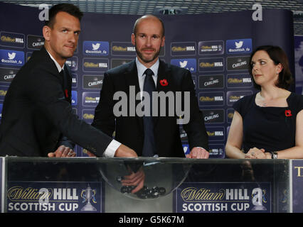 Kenny MacLeod (Mitte) Commercial Director Scottish FA, Jan Vennegoor von Hesselink (links) und Lyndsay Wright (rechts) Director of Investor Relations William Hill sind während der 4. Runde des William Hill Scottish Cup im Museum Hampden Park in Glasgow abgebildet. ASSOZIATIONSFOTO. Bilddatum: Montag, 05. November 2012. Stockfoto