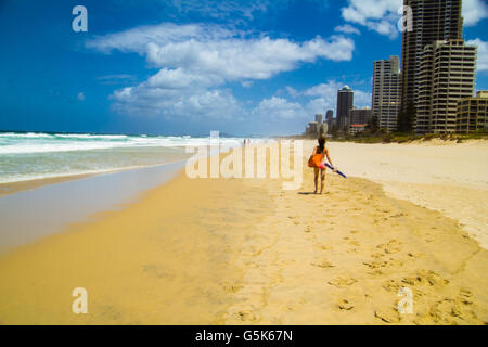 Allein am Strand; Surfers Paradise Stockfoto