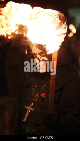 Die Parade der Lewes Bonfire Society durch Lewes in East Sussex im Rahmen ihrer Lagerfeuer-Nachtfeiern. Stockfoto