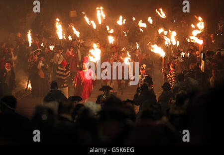 Die Parade der Lewes Bonfire Society durch Lewes in East Sussex im Rahmen ihrer Lagerfeuer-Nachtfeiern. Stockfoto