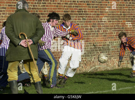 Eine offizielle Uhr (links) asPrince Harry, 17, (Mitte) kämpft um den Ball während des jährlichen St. Andrew's Day Eton Wall Game, am Eton College, Bukshire. Stockfoto