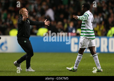 Celtic-Manager Neil Lennon feiert am Schlusspfiff mit Efe Ambrose Stockfoto