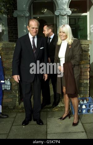 Der Duke of Edinburgh trifft EastEnders' Schauspielerin Wendy Richard, die Pauline Fowler in der BBC-Seife spielt, während seines Besuchs am Drehort des Programms in Elstree. Stockfoto