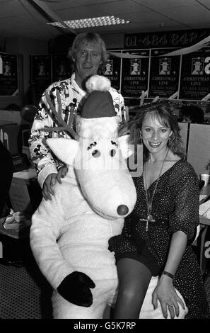 Der Sender Chris Tarrant und die Co-Moderatorin Kara Noble begrüßen Chris Moose in den Thames Television Studios in London, wo sie sich Freiwilligen anschlossen, die Anrufe aus der Öffentlichkeit für Christmas Line entgegennahmen. Stockfoto