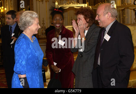 Die Queen trifft auf die TV-Moderatorin Floella Benjamin (Second L), TV-Moderatorin Cilla Black (Second Right) und den Generaldirektor der BBC, Greg Dyke (Right) bei einem Empfang für die britische Rundfunkbranche im Buckingham Palace. Stockfoto
