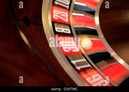 Ein Roulette-Rad dreht sich wie in einem High-Street-Casino Glücksspiele stattfinden. Stockfoto