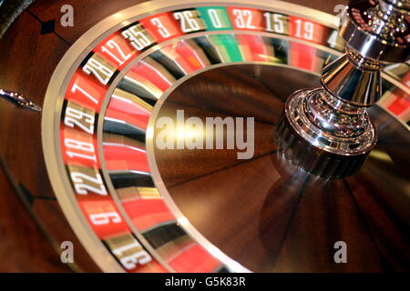 Ein Roulette-Rad dreht sich wie in einem High-Street-Casino Glücksspiele stattfinden. Stockfoto