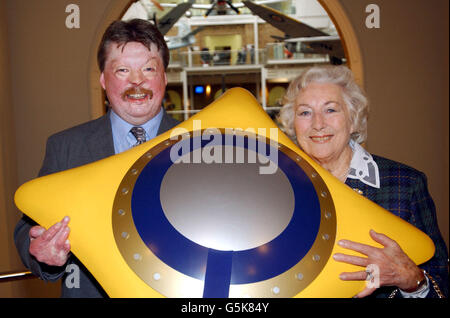 Falklands veteren Simon Weston und Forces Sweetheart Dame Vera Lynn mit dem ersten Satz von Aufzeichnungen aus einem einzigartigen Archiv der Forces History, "The Odyssey Timeship" im Imperial war Museum in London. *...das Projekt sammelt weiterhin Beiträge aus dem Dienst Männer und Frauen Details finden Sie auf der Website des Projekts www.odysseytimeship.com. Stockfoto