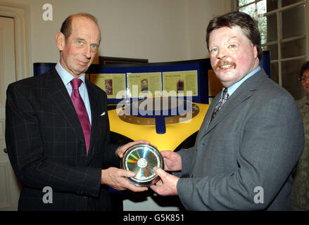 Die erste Sammlung von Aufzeichnungen aus einem einzigartigen Archiv der Geschichte der Streitkräfte, "The Odyssey Timeship", wird HRH The Duke of Kent von Falklands-Veteran Simon Weston im Imperial war Museum in London überreicht. *...das Projekt sammelt weiterhin Beiträge aus dem Dienst Männer und Frauen Details finden Sie auf der Website des Projekts www.odysseytimeship.com. Stockfoto