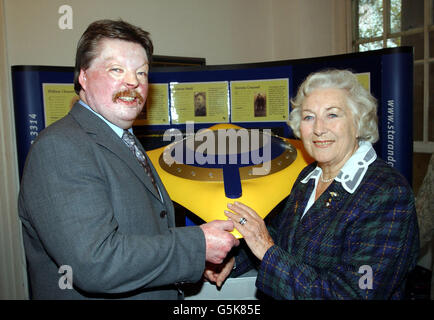 Falklands veteren Simon Weston und Forces Sweetheart Dame Vera Lynn mit dem ersten Satz von Aufzeichnungen aus einem einzigartigen Archiv der Forces History, "The Odyssey Timeship" im Imperial war Museum in London. *...das Projekt sammelt weiterhin Beiträge aus dem Dienst Männer und Frauen Details finden Sie auf der Website des Projekts www.odysseytimeship.com. Stockfoto