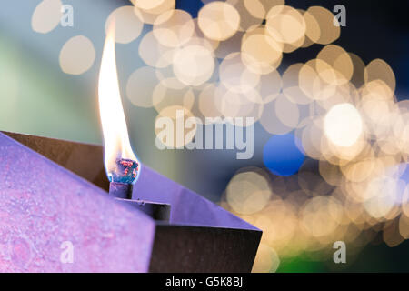Brennende Fackel oder Kerze im Garten, schöne Bokeh Hintergrund, Makro Nahaufnahme erschossen Stockfoto