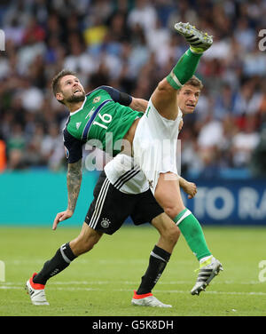 Northern Ireland Oliver Norwood versucht, den Ball in der Luft während der UEFA Euro 2016, Gruppe C Spiel im Parc Des Princes, Paris zu gewinnen. PRESSEVERBAND Foto. Bild Datum: Dienstag, 21. Juni 2016. Finden Sie unter PA Geschichte Fußball N Irland. Bildnachweis sollte lauten: Owen Humphreys/PA Wire. Einschränkungen: Verwendung Beschränkungen unterworfen. Nur zur redaktionellen Verwendung. Buch und Zeitschrift Vertrieb zugelassenen bietet nicht nur gewidmet ein Team/Spieler/Partie. Keine kommerzielle Nutzung. Rufen Sie + 44 (0) 1158 447447 für weitere Informationen. Stockfoto