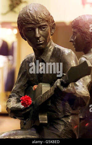 Eine einzelne rote Nelke schmückt eine Statue in der Cavern Walks Shopping Mall in Liverpool des ehemaligen Beatles-Bassisten George Harrison, der, wie angekündigt, im Alter von 58 Jahren gestorben ist. Der ehemalige Beatle starb in einem Freundesheim in den USA, nachdem er an Lungen- und Kehlkopfkrebs litt. Stockfoto