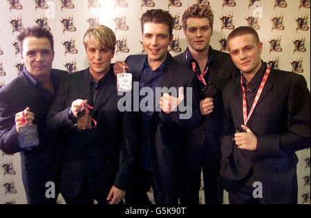 Irische Boy-Band Westlife (von links) Shane Filan, Kian Egan, Mark Feehily, Bryan McFadden, Nicky Byrne, Pose mit ihrem Top Pop Award bei den ersten Top of the Pops Awards in der Manchester Evening News Arena. Stockfoto