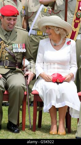 Die Herzogin von Cornwall, hält eine Militärpolizei Baret, die ihr nach der Inspektion einer Wache der Ehre des Royal Australian Corps of Military Police, nachdem sie zum ersten Oberst in Chief des Regiments in der Victoria Barracks in Paddington, Sydney, Australien. Stockfoto