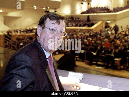 Der erste Minister und Führer der Ulster Unionist Party (UUO) in Nordirland, David Trimble, bei der Sitzung des UUP-Exekutivrats in der Waterfront Hall in Belfast, Nordirland. *...Burnside legte am 28. Februar 2002 einen Antrag vor, in dem die Partei aufgerufen wurde, sich aus den Ministertreffen in ganz Irland zurückzuziehen, wenn der Name, die Flagge und die Symbole des Royal Ulster Constabluary nicht beibehalten würden. Stockfoto