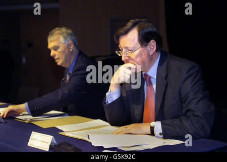 Der Rev Martin Smyth (L) und der erste Minister für Nordirland und der Führer der Ulster Unionist Party (UUO), David Trimble, beim Treffen des UUP-Exekutivrats in der Waterfront Hall in Belfast, Nordirland. *...Burnside legte am 28. Februar 2002 einen Antrag vor, in dem die Partei aufgerufen wurde, sich aus den Ministertreffen in ganz Irland zurückzuziehen, wenn der Name, die Flagge und die Symbole des Royal Ulster Constabluary nicht beibehalten würden. Stockfoto