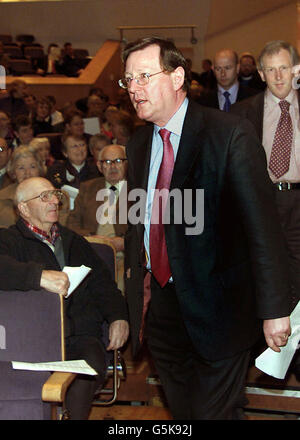 Der erste Minister und Führer der Ulster Unionist Party (UUO) in Nordirland, David Trimble, trifft auf die Sitzung des UUP-Exekutivrats in der Waterfront Hall in Belfast, Nordirland ein. *...Burnside hat am 28. Februar einen Antrag eingereicht, in dem die Partei dazu aufgerufen wurde, sich aus den gesamtirischen Ministertreffen zurückzuziehen. 2002, wenn der Name, die Flagge und die Symbole des Royal Ulster Constabluary nicht beibehalten wurden. Stockfoto