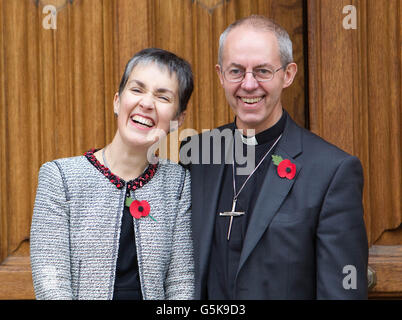 Der neue Erzbischof von Canterbury, der rechte Reverend Justin Welby, der jetzige Bischof von Durham, der mit seiner Frau Caroline noch nicht offiziell sein neues Amt im Lambeth Palace in London aufgenommen hat. Stockfoto