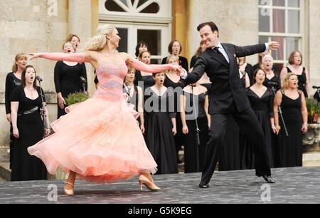 Der Military Wives Choir tritt vor dem Lydiard House auf, während BBC Strictly Come Dancing startet Anton Du Beke und Kristina Rihanoff einen speziell choreografierten Tanz aufführen. Stockfoto