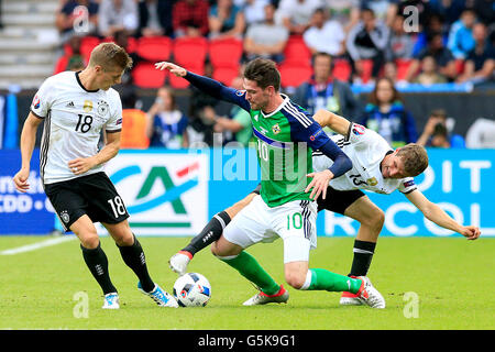 Northern Ireland Kyle Lafferty (Mitte) kämpfen um den Ball mit Deutschlands Thomas Müller und Toni Kroos (links) während der UEFA Euro 2016, Gruppe C match bei dem Parc Des Princes in Paris. Stockfoto