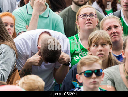 Fans zeigen ihre Unterstützung auf der Titanic Fanzone, Belfast, Nordirland gegen Deutschland in Euro 2016 beobachten. Stockfoto