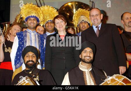 Die Kulturstaatssekretärin Tessa Jowell (Mitte) und Charles Allen (Vorsitzender von Manchester 2002 Ltd) werden mit der Bollywood Brass Band mit Schlagzeugern der Dohl Foundation beim Start des „Spirit of Friendship Festivals“ abgebildet. *... anlässlich der Commonwealth Games 2002 und des Goldenen Jubiläums der Königin auf der BAFTA in Piccadilly, London. Stockfoto