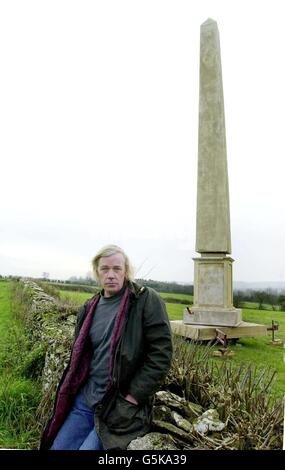 Roger Franklin, mit seiner Schöpfung teilweise in seinem Garten in Great Rissington errichtet. Herr Franklin, ein Baumeister, der einen 37 Fuß großen mobilen Obelisken in Erinnerung an seine Frau gebaut hat, bereitete vor, die Struktur zu zeigen. *... Roger Franklin, 50, aus Great Rissington, in den Cotswolds, Gloucestershire, baute das Glasfaserdenkmal, nachdem sein erster 43 Fuß großer Obelisk von starken Winden zerstört wurde. Die neue Arbeit, die auf einem Anhänger montiert ist, ist als temporäre Struktur gedacht, die er den Nachbarn zeigen möchte, bevor er eine Baugenehmigung für ein dauerhaftes Denkmal anstrebt. Stockfoto