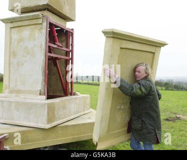 Roger Franklin, mit seiner Schöpfung teilweise in seinem Garten in Great Rissington errichtet. Herr Franklin, ein Baumeister, der einen 37 Fuß großen mobilen Obelisken in Erinnerung an seine Frau gebaut hat, bereitete vor, die Struktur zu zeigen. *... Roger Franklin, 50, aus Great Rissington, in den Cotswolds, Gloucestershire, baute das Glasfaserdenkmal, nachdem sein erster 43 Fuß großer Obelisk von starken Winden zerstört wurde. Die neue Arbeit, die auf einem Anhänger montiert ist, ist als temporäre Struktur gedacht, die er den Nachbarn zeigen möchte, bevor er eine Baugenehmigung für ein dauerhaftes Denkmal anstrebt. Stockfoto