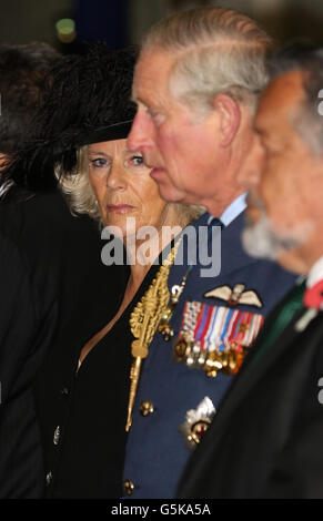 Der Prinz von Wales und die Herzogin von Cornwall besuchen eine Maori-Begrüßung im Auckland war Memorial Museum in Neuseeland, wo das Paar mit dem traditionellen Hongi begrüßt wurde. Stockfoto