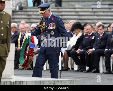 Der Prinz von Wales legt einen Kranz zu einem Gedenkgottesdienst am Auckland war Memorial in Neuseeland. Stockfoto