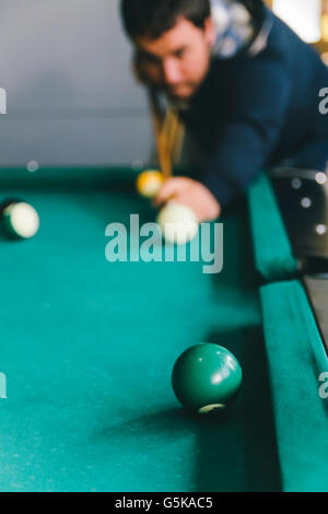 Hispanic Mann Billard spielen Stockfoto