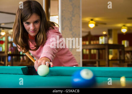 Kaukasische Frau Billard spielen Stockfoto