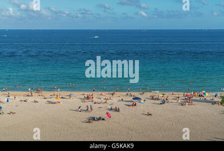 Touristen, Sonnenbaden am Strand Stockfoto