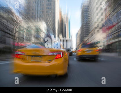 Verschwommene Sicht von Taxis fahren auf New York Street, New York, Vereinigte Staaten Stockfoto