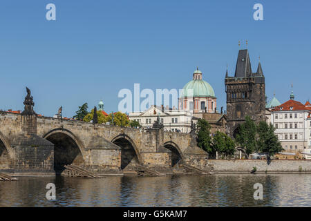 Gebäude und Brücke über Wasser Prag, Prag, Tschechische Republik Stockfoto