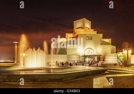 Doha-Museum für islamische Kunst beleuchtet in der Nacht, Doha, Katar Stockfoto