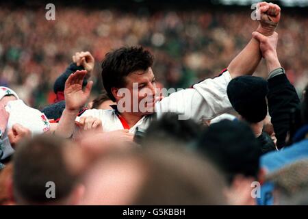 Rugby Union - Five Nations Championship - England gegen Schottland. Rob Andrew, England, wird nach dem Sieg von Fans gebebt. Stockfoto