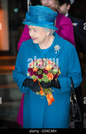 Königin Elizabeth II. Reist nach ihrem Besuch bei der Royal Commonwealth Society in London ab. Stockfoto