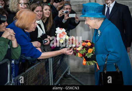 Königin Elizabeth II. Trifft die Menge nach ihrem Besuch in der Royal Commonwealth Society in London. Stockfoto