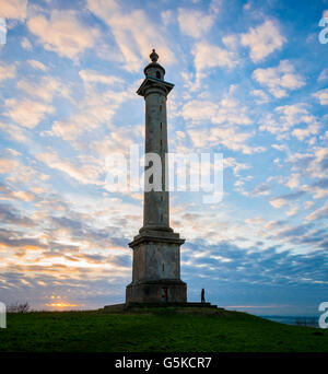 Eine einsame Gestalt stand neben Burton Pynsent Denkmal, Somerset. Stockfoto