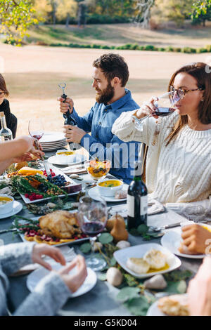 Freunde, Essen am Tisch im freien Stockfoto