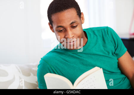 Afrikanische Amerikaner Buch auf Bett Stockfoto
