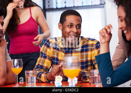 Freunde spielen Brettspiel auf party Stockfoto
