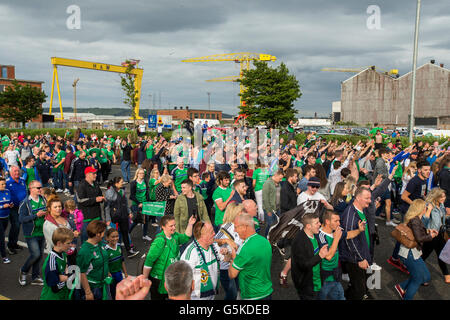 Fans zeigen ihre Unterstützung bei der Titanic-Fanzone, Belfast als Nordirland spielen Deutschland in Euro 2016. Stockfoto