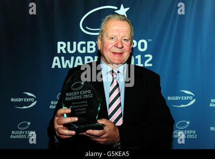 Gewinner des hervorragenden Beitrags zum Rugby Bill Beaumont CBE mit seiner Plakette bei den Rugby Expo Awards 2012 und Abendessen im LIVE Room, Twickenham. Stockfoto