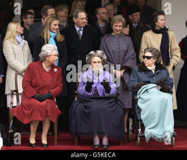 Erste Reihe - die britische Königin Elizabeth II. (Links) schließt sich ihrer Tante, Prinzessin Alice (Mitte) und Prinzessin Margaret (rechts) mit - in der Reihe dahinter - der Prinzessin Royal (rechts), dem Herzog und der Herzogin von Gloucester (Mitte und 2. Rechts) und ihren Töchtern Lady Rose (links) an. *... und Lady Davina (2. Links) im Kensington Palace, London für eine Party zu Ehren des bevorstehenden 100. Geburtstages von Prinzessin Alice. Es war ein seltener öffentlicher Auftritt für die Prinzessin, die, als sie sich ihrem 100. Geburtstag am Weihnachtstag nähert, gebrechlich, aber gut gelaunt ist. Stockfoto